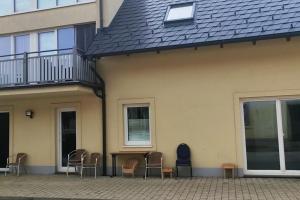 een gebouw met stoelen en een tafel op een patio bij Ferienwohnung mit Garten in Wenen