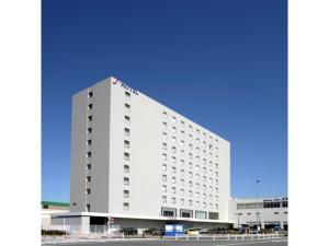 um grande edifício branco com muitas janelas em J - HOTEL RINKU - Vacation STAY 42902v em Chubu