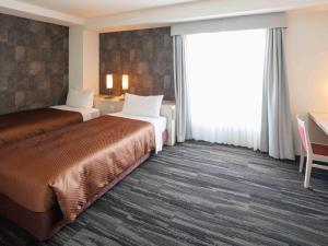 een hotelkamer met 2 bedden en een raam bij J - HOTEL RINKU - Vacation STAY 42900v in Tokoname