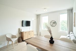 圖爾庫的住宿－Norden Homes Turku Nordic Apartment with Free Parking，客厅配有桌子和沙发