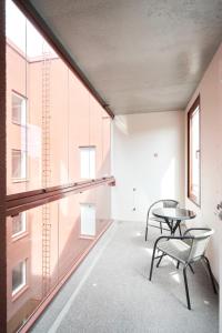 トゥルクにあるNorden Homes Turku Nordic Apartment with Free Parkingのテーブルと椅子、窓が備わる客室です。