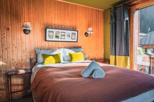 The Fat Fox Lodge, Morzine客房内的一张或多张床位