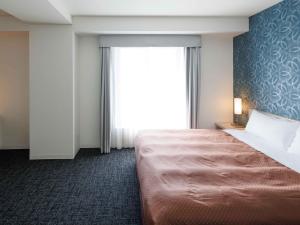 1 dormitorio con cama y ventana grande en J - HOTEL RINKU - Vacation STAY 42908v, en Tokoname