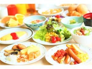 kilka talerzy jedzenia na stole w obiekcie J - HOTEL RINKU - Vacation STAY 42908v w mieście Tokoname