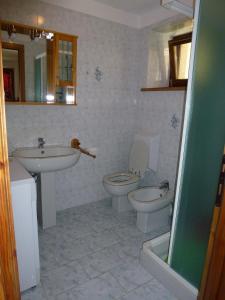 y baño con lavabo y aseo. en Bilocale Entrèves CIR 116, en Courmayeur