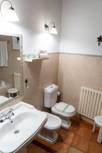 Koupelna v ubytování Posada Rural La Piñorra + 37 fotografií