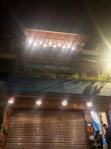 un edificio con luces por la noche en One House en Gongliao