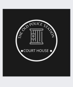 un viejo logo de la comisaría de policía en una placa en Court House - Studio, en Beachport