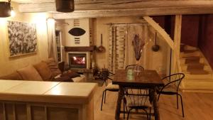 - un salon avec une table et une cheminée dans l'établissement La Cérisole, à Saint-Étienne-de-Tinée