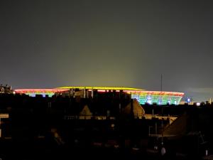 een uitzicht op een voetbalstadion in de nacht bij Rooftop City Residence in Boedapest