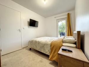 a bedroom with a bed and a tv on the wall at Villa 2 chambres avec jacuzzi in Bonifacio