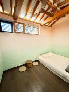 'Hanok Hanok' Boutique stay Hotel Seoul - 2min from Gyeongbokgung Palace station客房内的一张或多张床位
