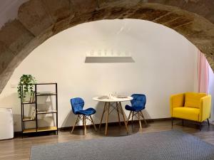 - une salle à manger avec une table et trois chaises dans l'établissement Nuovo Casa, à Sopron