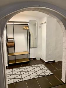 W łazience znajduje się prysznic i lustro. w obiekcie Nuovo Casa w mieście Sopron
