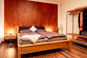 ein Schlafzimmer mit einem Bett mit einem Bettrahmen aus Holz in der Unterkunft Großzügiges Apartment im Loft-Stil in Bad Berneck im Fichtelgebirge