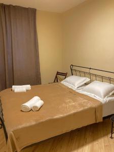 ein Schlafzimmer mit 2 Betten und Handtüchern darauf in der Unterkunft Snowpeak Chalet Gudauri in Gudauri