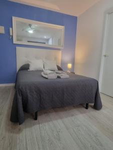 1 dormitorio con 1 cama con 2 toallas en ESTUDIO en TORREMOLINOS, PLAZA DE ANDALUCIA, en Torremolinos