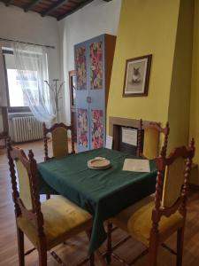 una sala da pranzo con tavolo e sedie verdi di Apartment Benjamin a Chieri