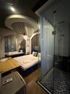 een kamer met een bed en een glazen wand bij Khách sạn Tình Yêu in Ho Chi Minh-stad
