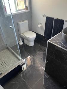 Un baño con inodoro, ducha y lavabo. en Berghofen, en Mount Tamborine