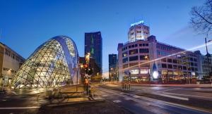 vista su una città di notte con un edificio di Luxurious 35m2 Designer Studio a Eindhoven