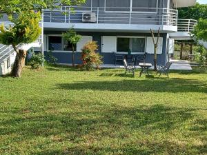 une maison avec deux chaises et une table dans la cour dans l'établissement Casa in giardino, à Kalambaka