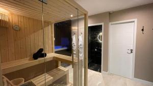 Koupelna v ubytování ELÉGANCE & SPA - chambre d'hôtes avec sauna et jacuzzi privatif