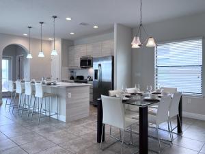 uma cozinha e sala de jantar com mesa e cadeiras em Balmoral Resort-207AL home em Haines City