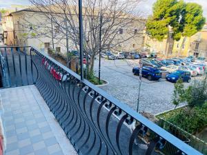 un balcón con coches aparcados en un aparcamiento en RESIDENZA IN PIAZZETTA, en Vasto