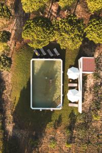 una vista aérea de una piscina de agua con mesas y sillas en Quinta Raposeiros, en Santo Isidoro