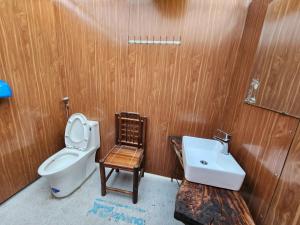 La salle de bains est pourvue de toilettes et d'un lavabo. dans l'établissement Dong Que Homestay, à Ha Giang