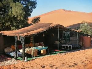 a tent in the middle of a desert at Tamaris Camp in Hassilabied