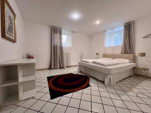 - une chambre blanche avec un lit et un tapis dans l'établissement Gold Experience, à Bolzano