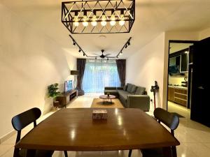 BNB Cozy Homestay @ Cyberjaya في سيبرجايا: غرفة معيشة مع طاولة وأريكة
