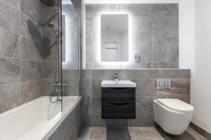 y baño con lavabo, aseo y espejo. en City Centre Luxury Apartment, en Belfast