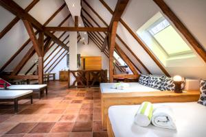 a room with two beds in a attic at Zum Schlangenkönig in Burg