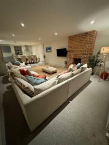 un gran sofá blanco en una sala de estar con chimenea en The Jade Suite - The Jewellery Suites, 3 bed 3 bath, en Birmingham