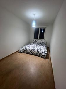 Un pat sau paturi într-o cameră la Quickmove Paffikon