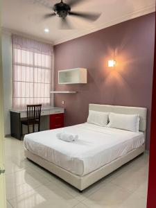una camera con letto bianco e ventilatore a soffitto di Art Homestay 4 Bedrooms House by Mr Homestay a Teluk Intan