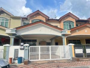 uma casa grande com uma cerca branca em frente em Art Homestay 4 Bedrooms House by Mr Homestay em Teluk Intan