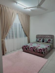1 dormitorio con cama y ventana grande en Umi Homestay, Laman Haris, en Bandar Puncak Alam