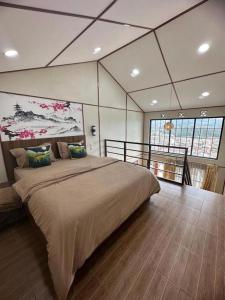 ein Schlafzimmer mit einem großen Bett in einem Zimmer in der Unterkunft Villa Takasima Berastagi in Berastagi
