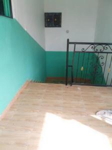 Zimmer mit einem Bett und Holzboden in der Unterkunft NGOME Lounge 