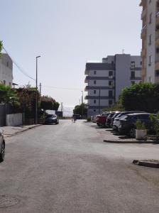 eine Straße mit Autos auf einem Parkplatz in der Unterkunft KP - Negócios Globais in Praia