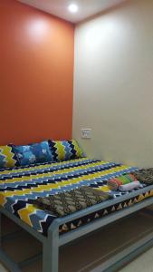 uma cama num quarto com uma parede em आंगण होम स्टे em Malvan