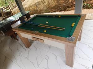 un tavolo da biliardo con palline e stecche di Casa do Luiz Antônio a Pacoti