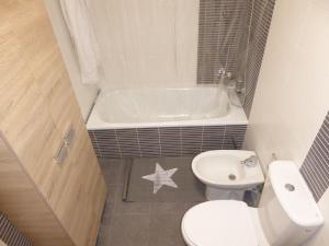 a bathroom with a toilet and a bath tub at La Encina in Lerma