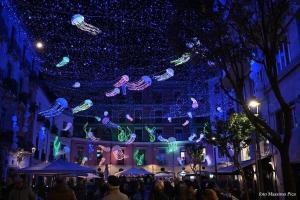 un gruppo di luci nel cielo sopra un edificio di The Secret Garden a Salerno