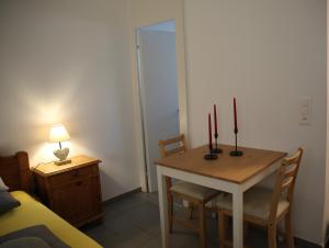 Cette petite chambre comprend une table avec trois bougies. dans l'établissement Piccolo, à Zurich