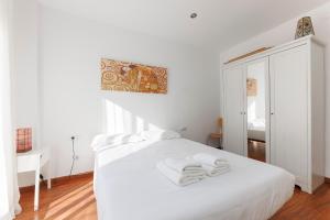 Postel nebo postele na pokoji v ubytování ApartEasy - Private Terrace, 3-Bedroom Apartment